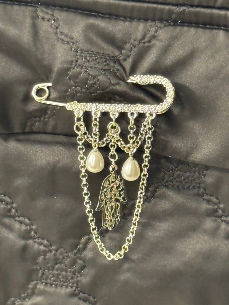 סיכת דש כסופה חמסה ופנינים