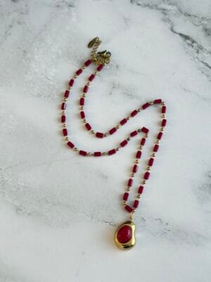 שרשרת אבני בורדו עם תליון אבן