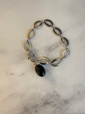 צמיד לולאות אבן שחורה