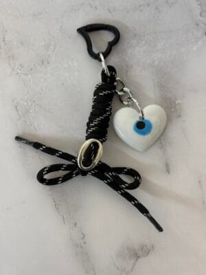 קישוט צ׳ארם שחור לב לבן