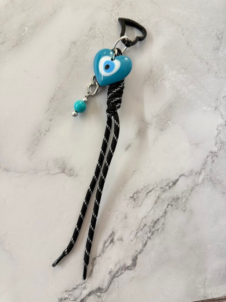 קישוט צ׳ארם שחור לב כחול