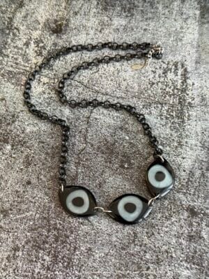 שרשרת לולאות שחורות עין שחור ולבן