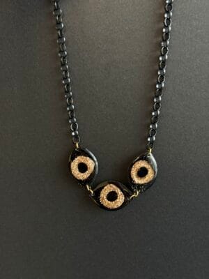 שרשרת לולאות שחורות עין זהב