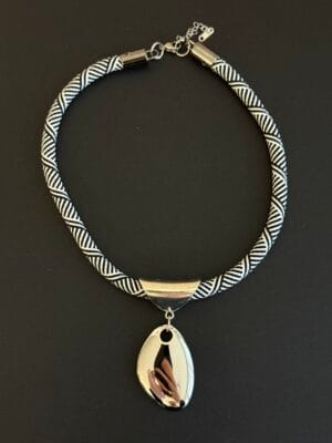 שרשרת חבל שחור לבן גאומטרי אלמנט אבסטרקט