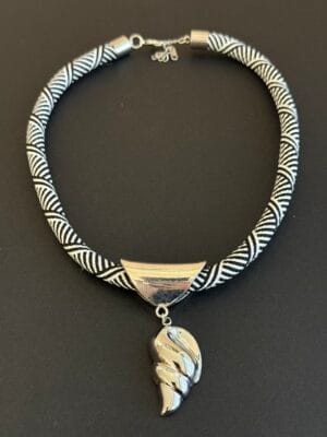 שרשרת חבל שחור לבן גאומטרי אלמנט קונכיה