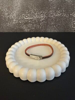 צמיד עור צר חום אדמדם