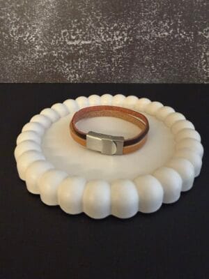 צמיד עור רחב חום כהה וכאמל