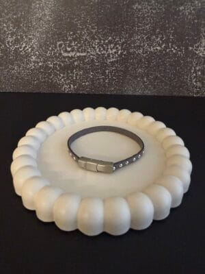 צמיד עור דק אפור ניטים