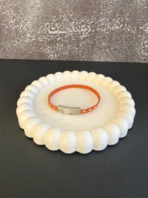 צמיד עור דק כתום ניטים