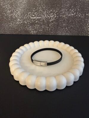 צמיד עור דק שחור