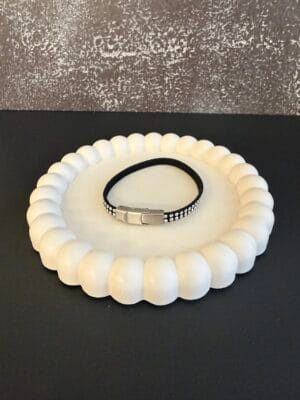 צמיד עור דק שחור ניטים