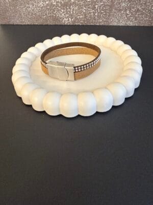 צמיד עור רחב חום ניטים