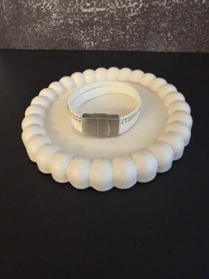 צמיד עור רחב לבן