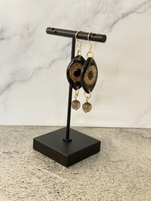 עגילים תלויים מוזהבים עין ואבן חן