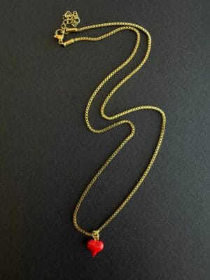שרשרת קוביות מוזהבת דקה לב אדום