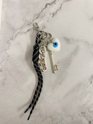 אקססורי צ׳ארם חבל שחור מפתח הלב