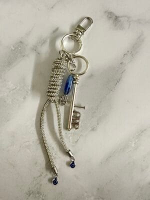 קישוט צ׳ארם ריינסטון שחור כסוף חמסה