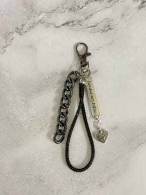 אקססורי צ׳ארם חבל שחור השראה