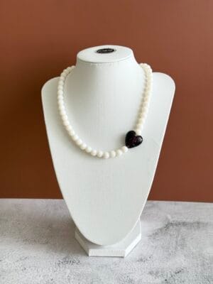 Sweet Side שרשרת לבנה עם לב סגול בצד