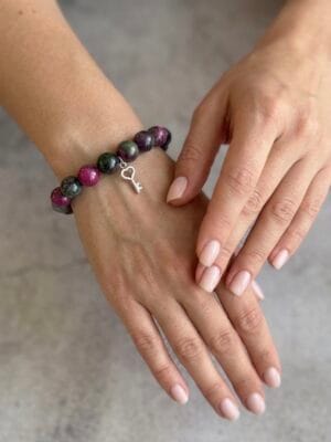 צמיד גמיש אבני חן סגול וירוק מפתח