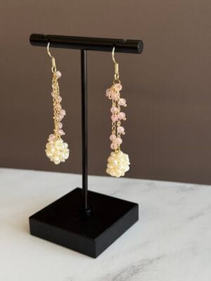 עגילם תלויים רוז קוורץ ופנינים