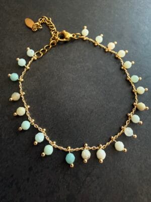 צמיד בוהו זהב לבן ותכולים