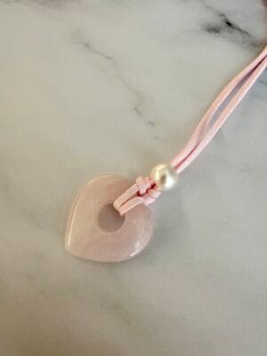 שרשרת עור ורוד רוז קוורץ