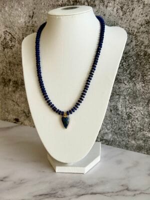 קולקציית גוונים שרשרת חרוזי לאזולי לב