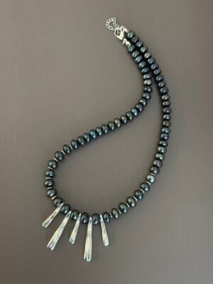 שרשרת פנינים שחורות קרני כסף